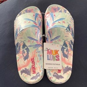 Mukluks woman’s floral sandals